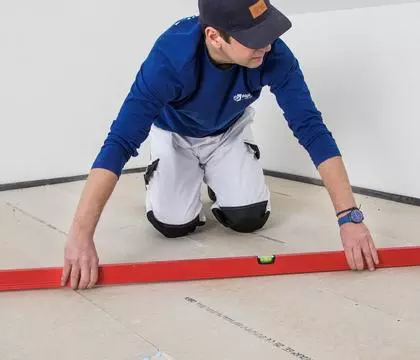 Peldošo grīdu konstrukciju montāža